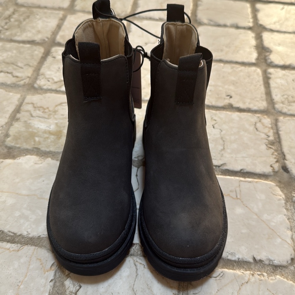 NWT, COTTON ON KIDS Chelsea Boots Size 10